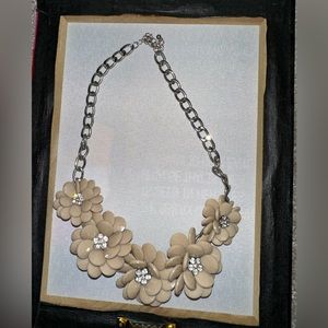 Beige nude flower necklace